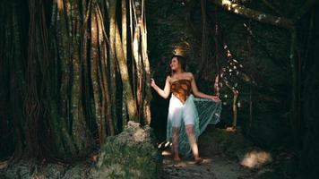 a ásia mulher com Loiras cabelo corrida a partir de a raízes do uma sombrio árvore com uma feliz e despreocupado experiência em a ilha video