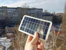 solar batería a cargar teléfono inteligente y poder banco foto