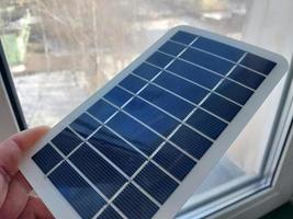 solar batería a cargar teléfono inteligente y poder banco foto