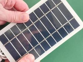 solar batería a cargar teléfono inteligente y poder banco foto