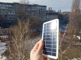 solar batería a cargar teléfono inteligente y poder banco foto