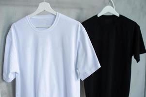 negro y blanco camiseta colgando en un percha, diseño foto