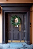 el Entrada puerta es decorado con un Navidad guirnalda foto