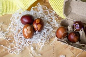 pintado huevos cocido para Pascua de Resurrección son en un Respetuoso del medio ambiente bandeja en el mesa foto