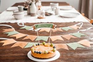 el cumpleaños pastel soportes en un mesa decorado con banderas y decoración foto