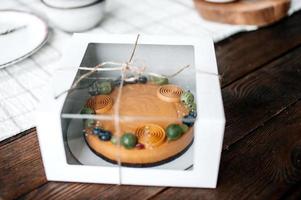 festivo marrón eco pastel con bayas y frutas en un regalo caja foto