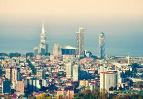 vista panorámica de las atracciones turísticas de la ciudad de batumi y los impresionantes edificios de arquitectura de diseño con fondo de puesta de sol, destino de viaje en georgia foto