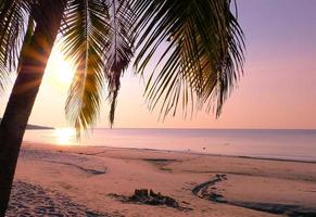 hermosa playa tropical de amanecer con palmeras y cielo para viajes y vacaciones en vacaciones foto
