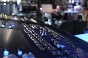 equipo entre bastidores en un televisión estudio foto