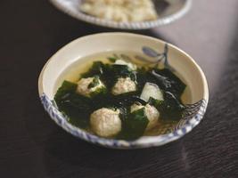 claro sopa con algas marinas y picado Cerdo . tailandés comida foto