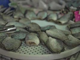 un conjunto de Dom seco salid pescado o gurami pescado en tailandés mercado . foto