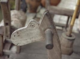 de cerca . juguete de madera balanceo caballo foto