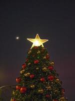 hermosa conner Encendiendo decoración Navidad árbol . foto