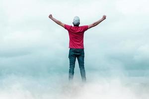 hombre retrato gesticulando en el cielo y nubes foto