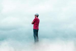 hombre retrato gesticulando en el cielo y nubes foto