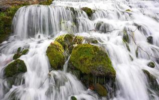 paisaje de río de larga exposición durante el otoño foto