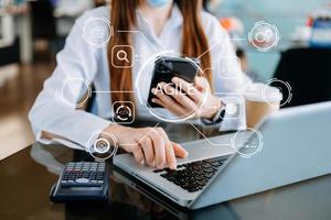 ágil desarrollo metodología concepto. negocio mano utilizando ordenador portátil y tableta con virtual pantalla ágil icono en moderno oficina digital tecnología concepto. foto