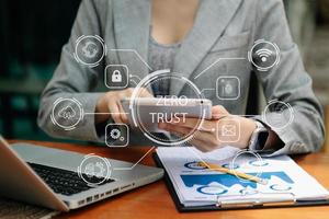 cero confiar seguridad concepto persona utilizando computadora y tableta con cero confiar icono en virtual pantalla de datos negocios.en oficina foto