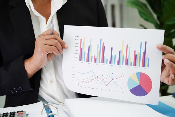 Business woman working and analysis with statistic graph in office.