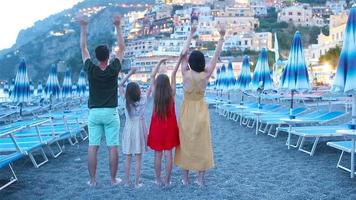 família na frente de positano na costa amalfitana na itália no pôr do sol video