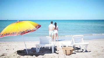 giovane coppia su bianca spiaggia durante estate vacanza. video