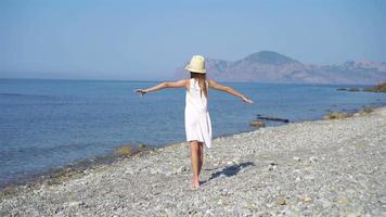 ragazza carina in spiaggia durante le vacanze estive video