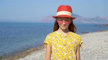 ragazza carina in spiaggia durante le vacanze estive video