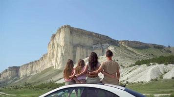 föräldrar och två liten barn på sommar bil semester video