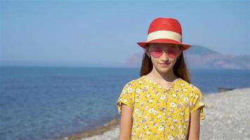 jolie petite fille à la plage pendant les vacances d'été video