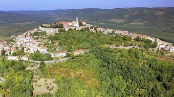 Drönare video av historisk kroatisk stad motovun skott under dagtid