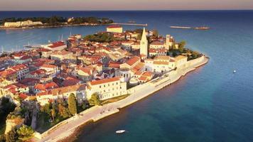 dar video van vlucht over- Kroatisch kust- stad- porec gedurende zonsopkomst