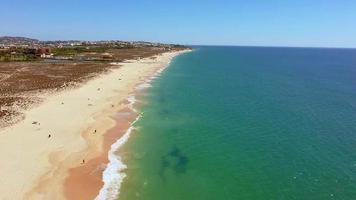 dar vlucht over- leeg storm strand in Portugal met top visie Aan kustlijn video