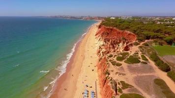 zangão voar sobre único praia de falésia dentro Algarve região dentro Portugal video