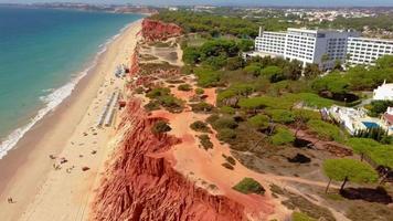 Drönare flyg över unik praia de falesia i algarve område i portugal video