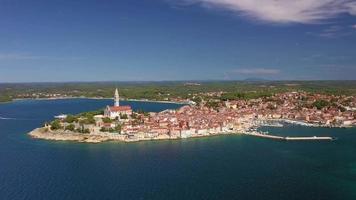 voorbij vliegen film van de historisch Kroatisch stad Rovinj gedurende dag met Doorzichtig luchten video