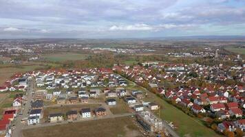 Drohne Schwenken Über das Stadt, Dorf von Friedberg im zentral Hessen während das Tag video