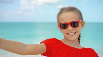 menina feliz tomando selfie na praia tropical na ilha exótica durante as férias de verão video