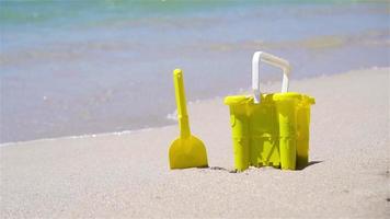 spiaggia capretto giocattoli su bianca sabbia spiaggia video