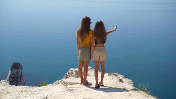 niños de vacaciones sobre fondo de roca blanca video