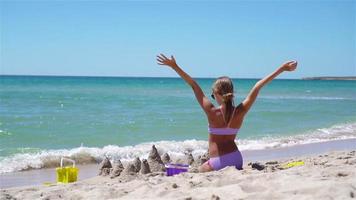 portret van aanbiddelijk weinig meisje Bij strand gedurende zomer vakantie video