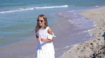 Adorable niña en la playa durante las vacaciones de verano video
