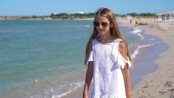 ragazza carina in spiaggia durante le vacanze estive video
