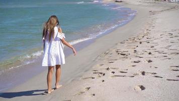 schattig klein meisje op het strand tijdens de zomervakantie video