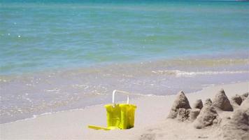 idílico tropical playa con blanco arena, turquesa mar agua y hermosa vistoso cielo video