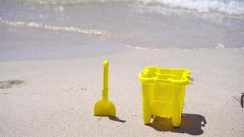 juguetes de playa para niños en la playa de arena blanca video