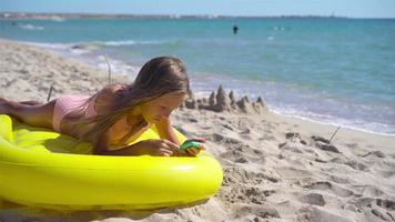 aanbiddelijk meisje Aan opblaasbaar lucht matras Aan de strand video