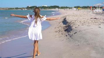 linda niña en la playa durante las vacaciones en el caribe video