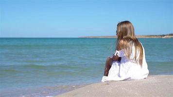 menina bonitinha na praia durante as férias de verão video