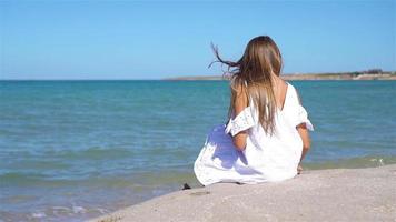 adorable petite fille à la plage pendant les vacances d'été video