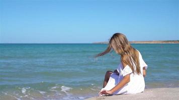 niña linda en la playa durante las vacaciones de verano video